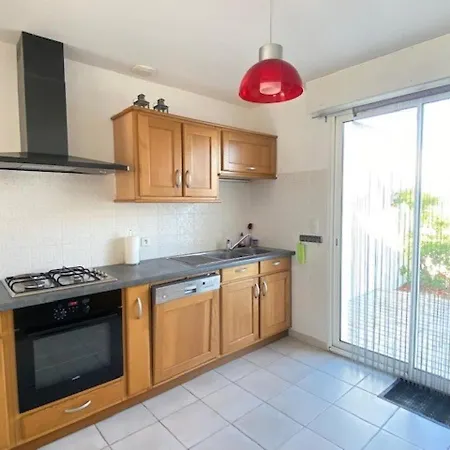 Holiday home Maison Renovee, Jardin Clos, A 300m De La - 6 Couchages, Wifi, Animaux Admis - Fr-1-231-205